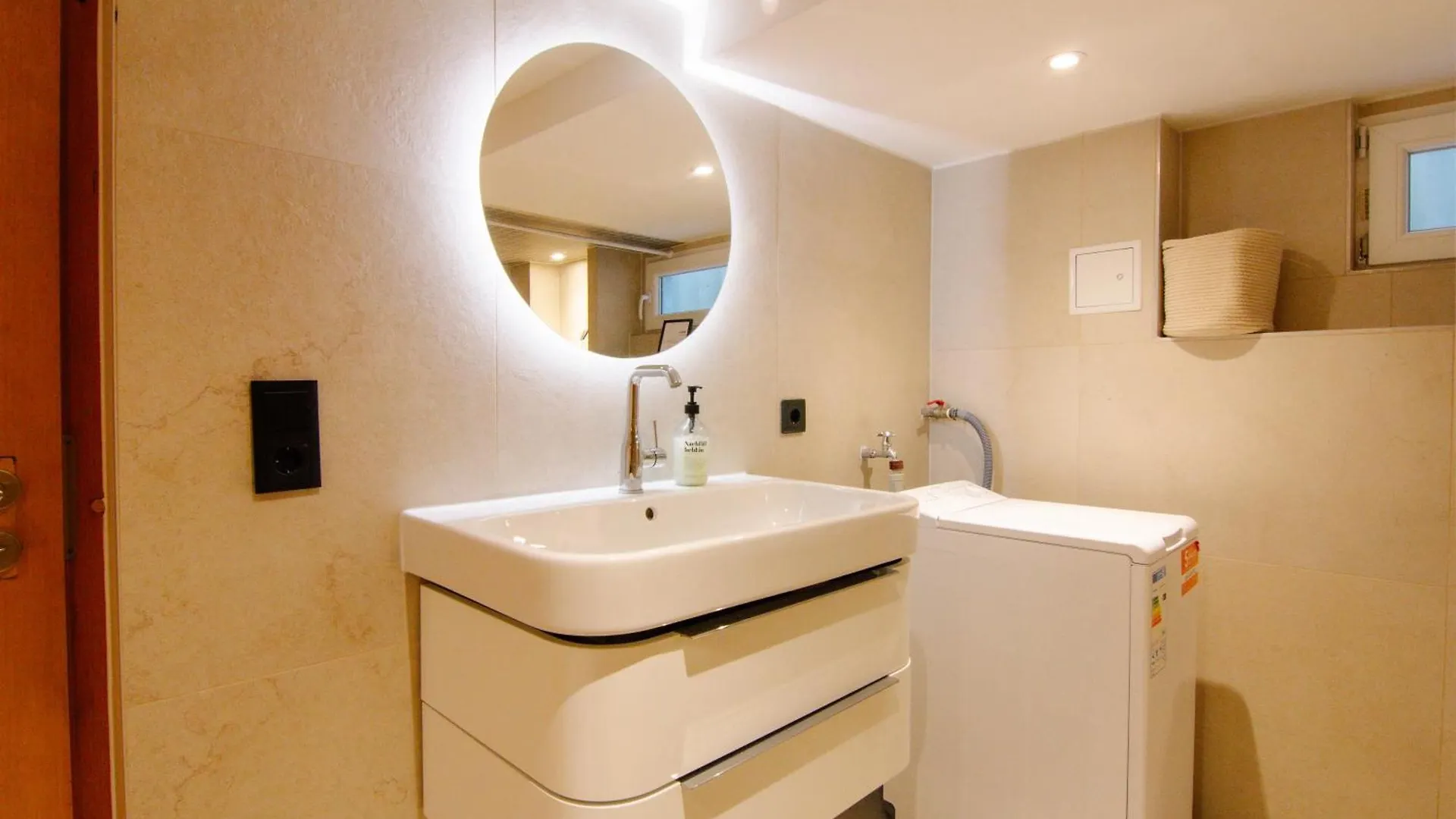 ゲストハウス Comfort Hub - Homestay - 3 Gaestezimmer Im Eigentumshaus ケルン