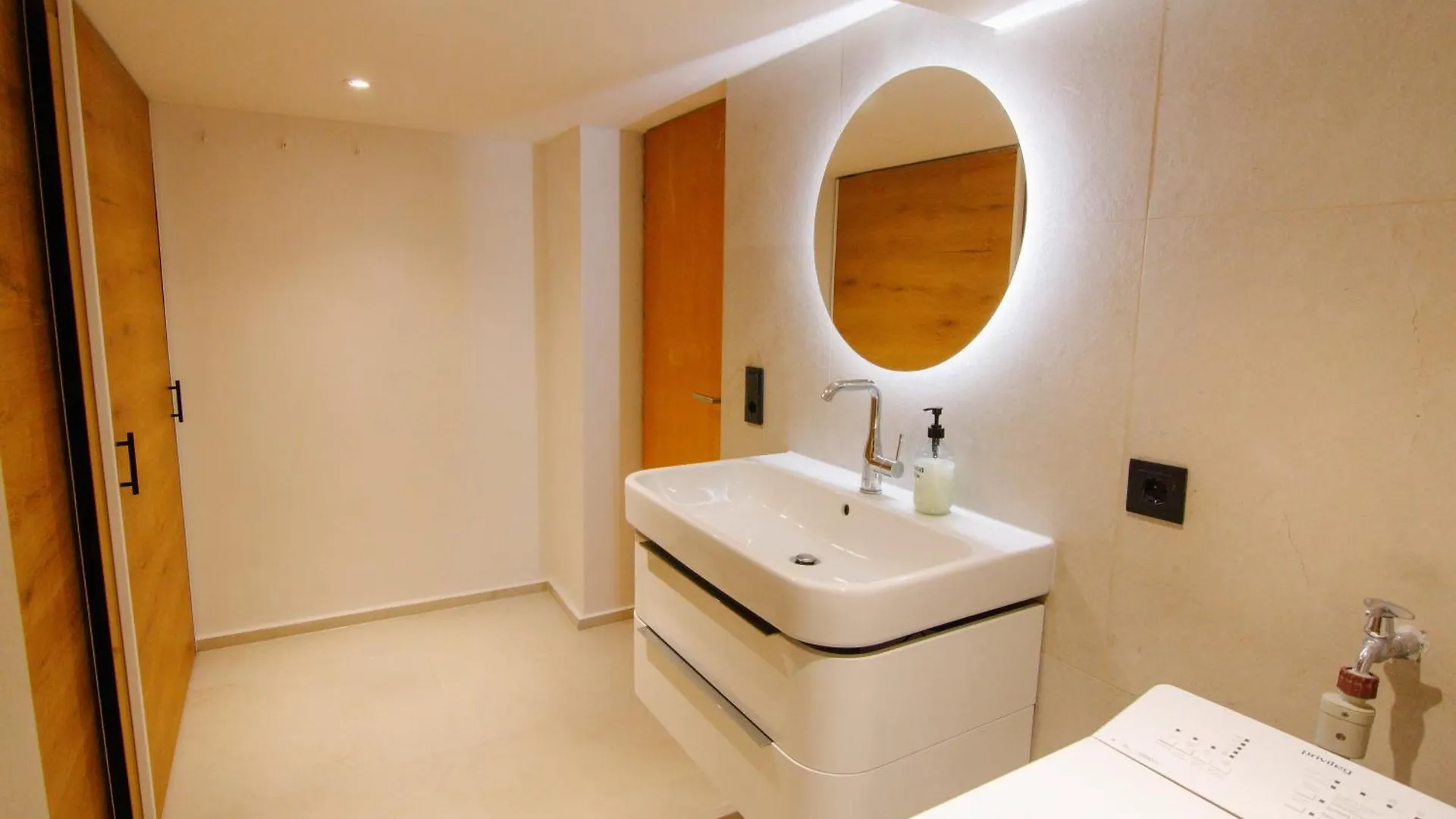 Comfort Hub - Homestay - 3 Gaestezimmer Im Eigentumshaus ケルン 0*,  ドイツ