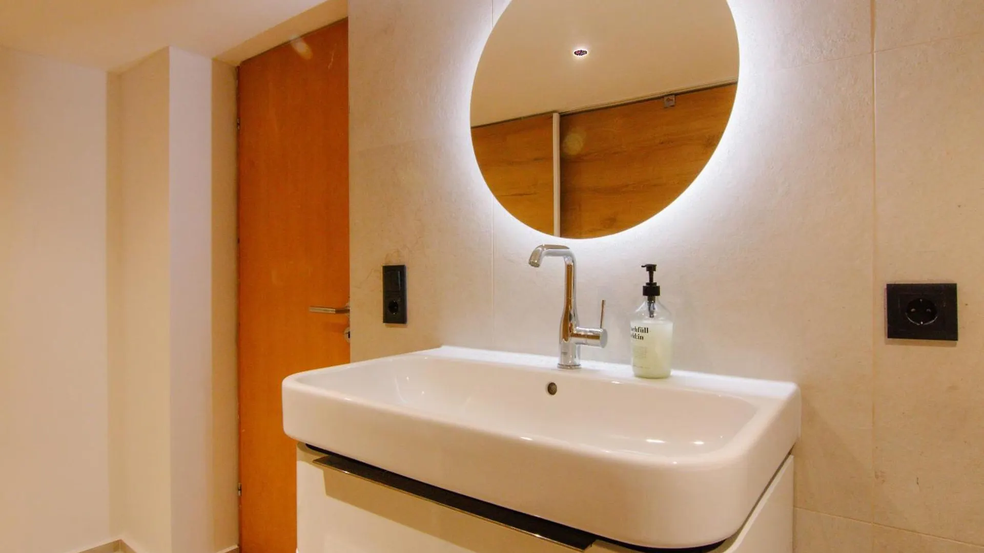 Comfort Hub - Homestay - 3 Gaestezimmer Im Eigentumshaus ケルン ゲストハウス