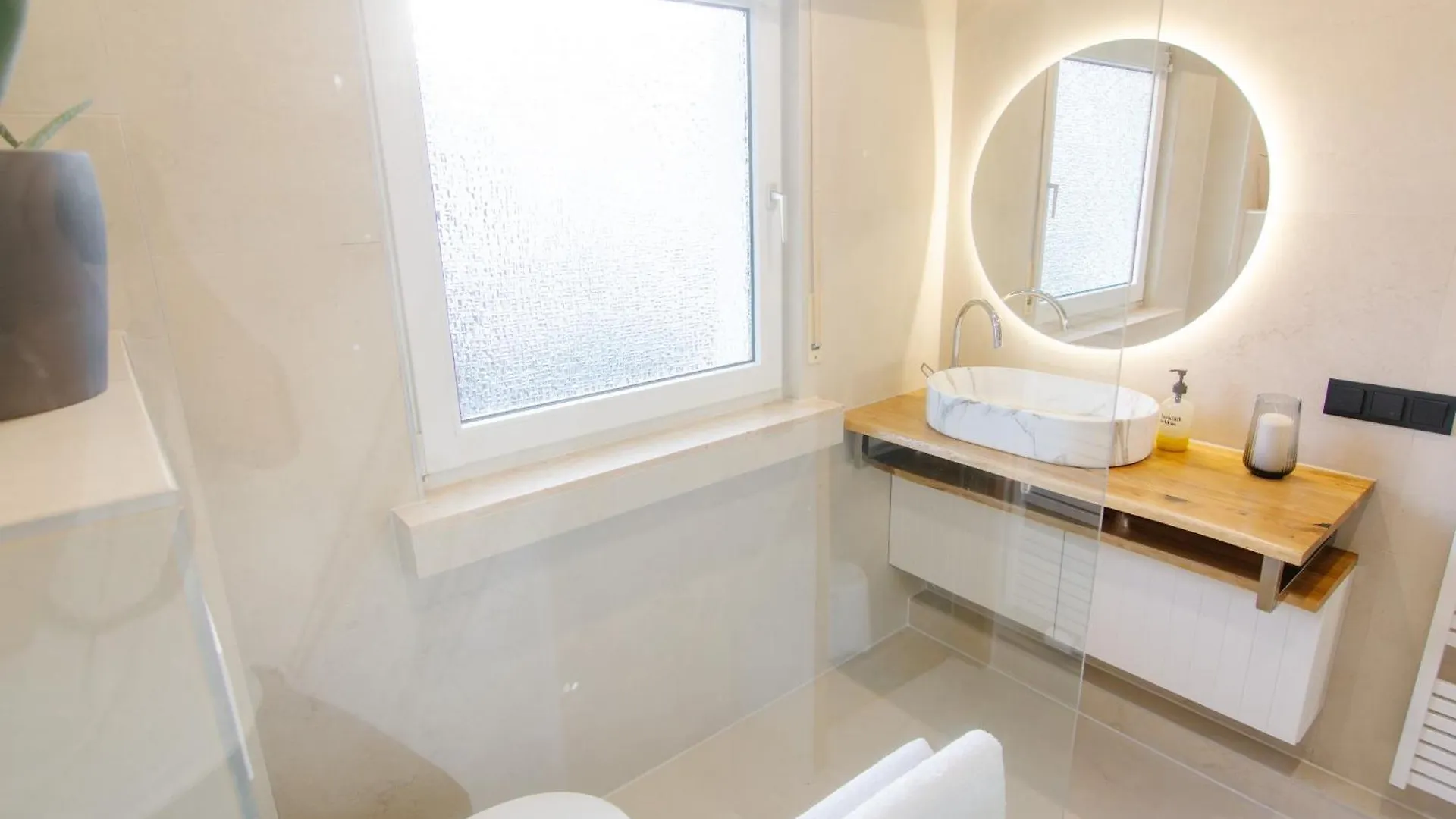ゲストハウス Comfort Hub - Homestay - 3 Gaestezimmer Im Eigentumshaus ケルン