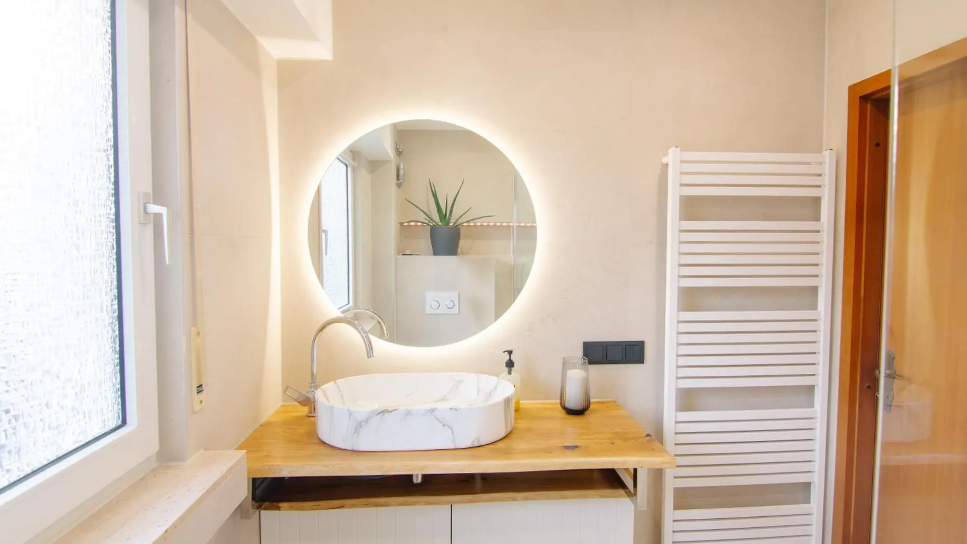 Comfort Hub - Homestay - 3 Gaestezimmer Im Eigentumshaus ケルン ゲストハウス